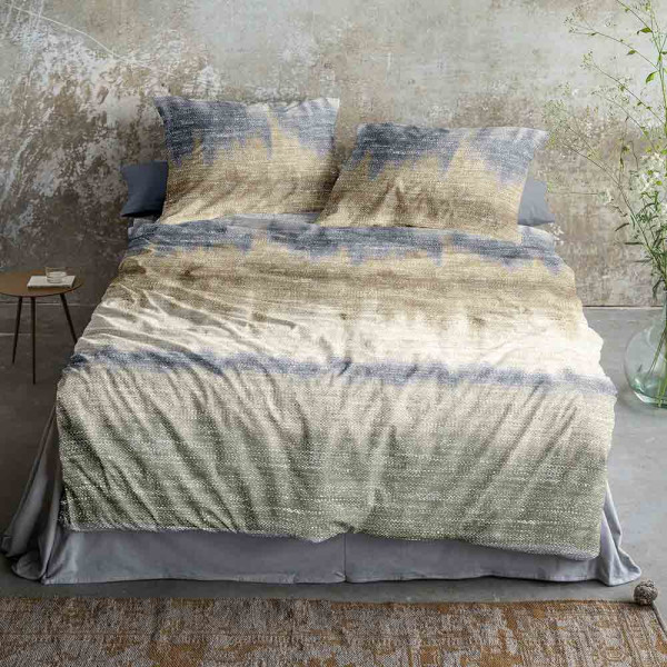 Flanell-Bettwäsche mit einem farbigen Muster in Blau- und Erdtönen liegt glatt auf einer Fläche. Dazu gehören zwei passende Kissenbezüge im gleichen Design.