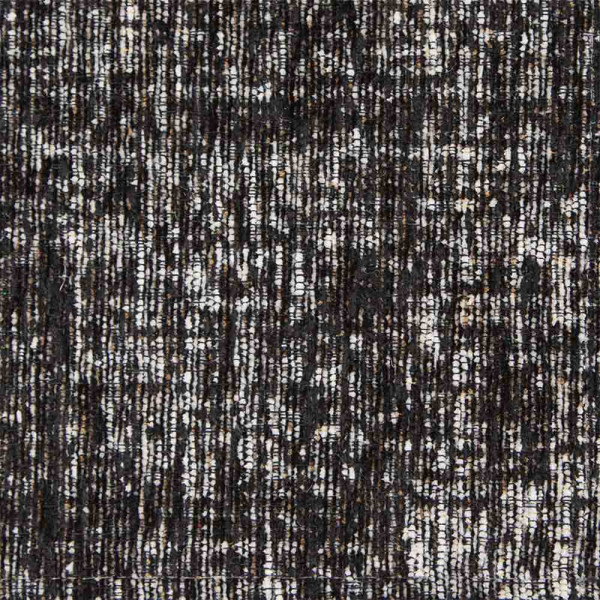 Dunkler Webteppich mit strukturiertem Muster und subtilen Farbnuancen. Der Teppich ist strapazierfähig und eignet sich für vielfältige Wohnanwendungen.