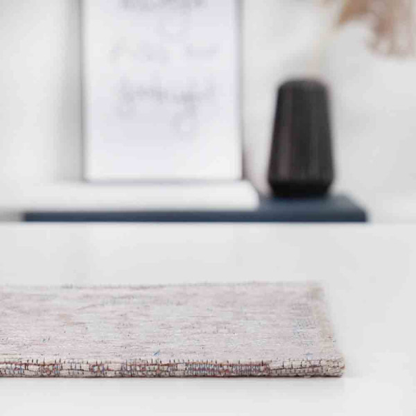 Moderner Teppich in Rosa mit einem dezenten gemusterten Design. Der Teppich liegt flach und zeigt eine ansprechende Textur, die für verschiedene Einrichtungsstile geeignet ist.
