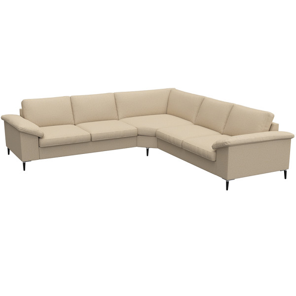 Braunes Ecksofa FIORE steht in einem modernen Design. Es bietet Platz zum Sitzen und Entspannen. Die Ausstattung umfasst weiche Kissen für zusätzlichen Komfort.