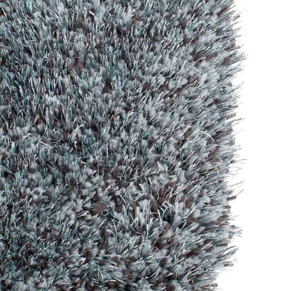 Dunkelgrauer Hochflor-Teppich Lago Mix liegt auf einem Untergrund. Der Teppich wirkt flauschig und weich, ideal für Wohnräume und bietet eine angenehme Fußwärme.