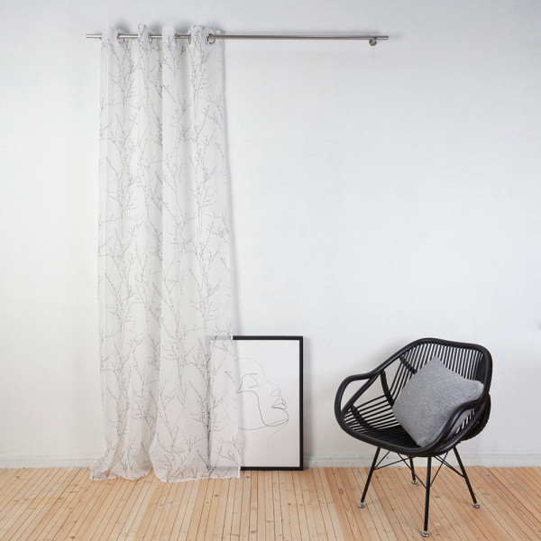 Ösenschal mit einem transparenten Stoff, der in einem hellen Farbton mit einem dezenten Äste-Muster gestaltet ist. Der Schal hat runde Ösen für eine einfache Aufhängung.