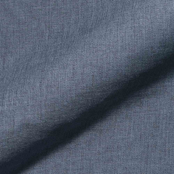 Graublauer Dekostoff mit feiner Struktur liegt leicht gefaltet. Der Stoff eignet sich für Vorhänge und wird in verschiedenen Farben angeboten. Hochwertige Materialien garantieren Langlebigkeit.