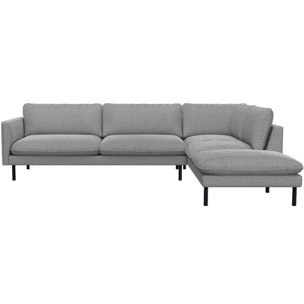Grau, modernes Ecksofa BOLZANO mit offenem Ende steht auf schwarzen Metallbeinen. Es besitzt große, weiche Kissen und bietet Platz für mehrere Personen. Ideal für ein gemütliches Wohnzimmer.