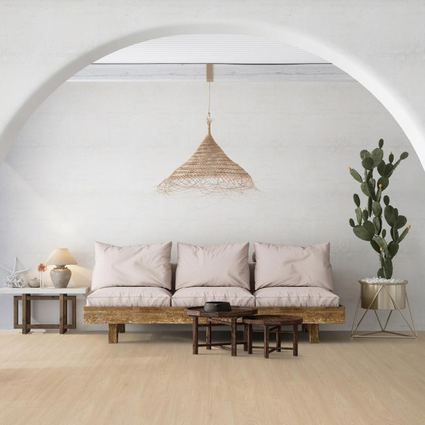 Helle, einfarbige Bodenfläche aus Vinyl mit Holzoptik. Die Oberfläche ist glatt und gleichmäßig. Der Boden strahlt ein modernes und elegantes Ambiente aus.