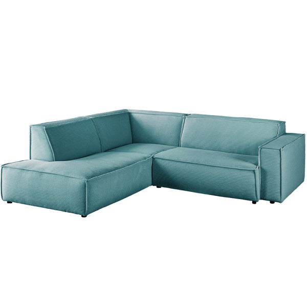 Cordsofa Upper East in hellblauer Farbe steht mit einem modernen Design in einem Winkel. Es bietet eine bequeme Sitzgelegenheit und ist für eine stilvolle Wohnzimmergestaltung geeignet.