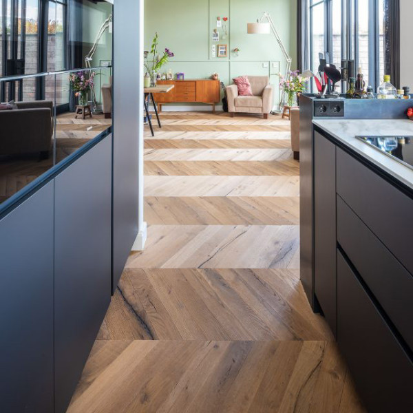 Dunkle und helle Holzstufen sind in verschiedenen Schattierungen angeordnet. Das Parkett zeigt natürliche Maserungen und Strukturen, die das altholzähnliche Design betonen.