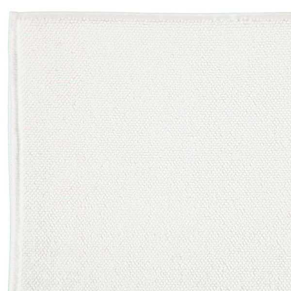 Weißer Badteppich 1007 von Cawö liegt flach auf dem Boden. Er hat eine rechtwinklige Form und eine weiche Textur. Die Maße sind 60 x 100 cm.