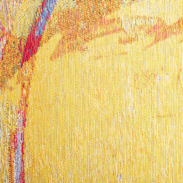 Bunter Teppich Keitum SA013 mit strukturiertem Design in Farbtönen von Orange, Blau und Rot. Er ist rund und zeigt abstrakte Formen, die harmonisch miteinander verbunden sind.