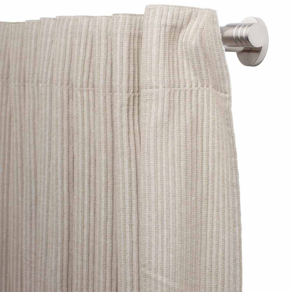Unifarbener Fertigschal in Beige hängt an einem silbernen Vorhangstangenhalter. Der Stoff hat eine gerippte Struktur, wodurch er eine elegante Optik erhält.