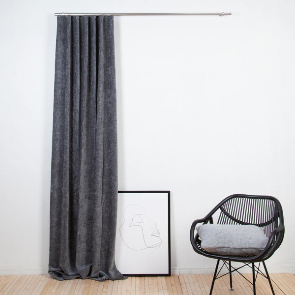 Dunkelgraue, wärmedämmende Vorhänge aus schwerem Stoff hängen an einer silbernen Gardinenstange. Die Faltenstruktur ist sichtbar, wodurch sie einen eleganten Look verleihen.