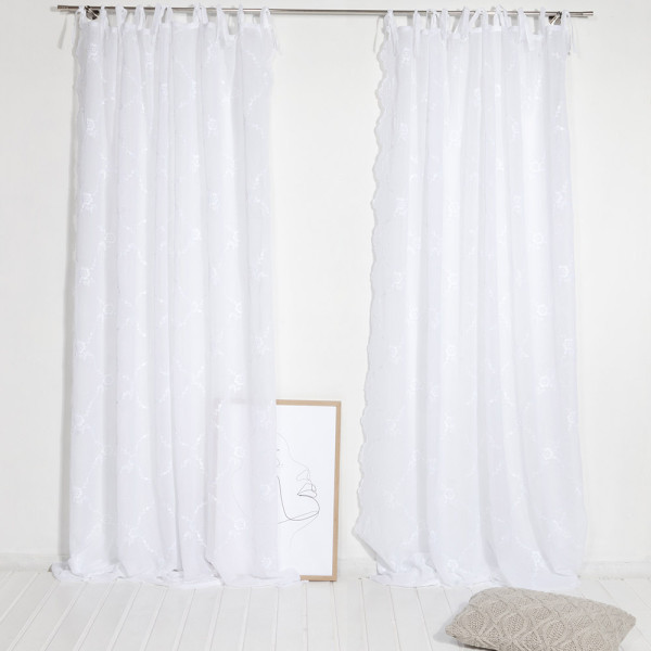 Weißer Schlaufen-Vorhang Ruby VAN DEURS DANMARK hängt an einer silbernen Stange. Der Vorhang zeigt eine feine florale Stickerei und wird in Stückpreisen von 59,99 € und 64,99 € angeboten.