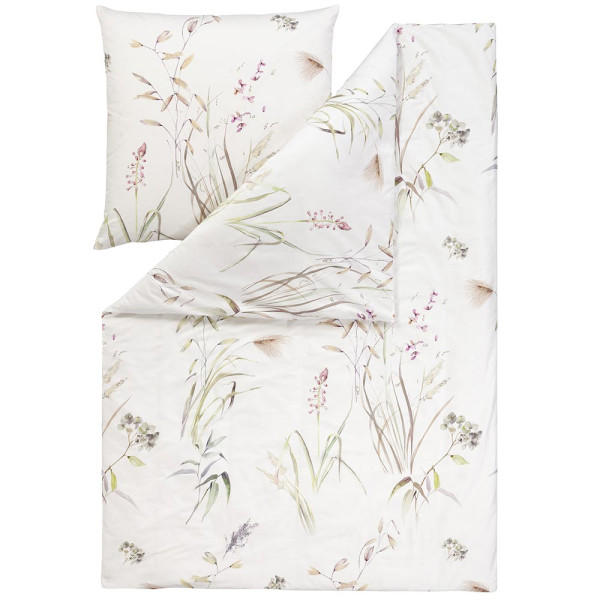 Florale Mako-Satin Bettwäsche von Estella zeigt ein Design mit zarten Pflanzenmotiven in sanften Farben. Sie liegt auf einem Bett und umfasst ein Kopfkissen und eine Decke.