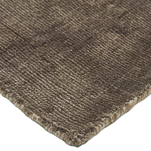 Moderner Kurzflorteppich mit einem sanften Farbverlauf von Schwarz über Braun bis Beige. Der Teppich hat eine glatte Oberfläche und eignet sich ideal für stilvolle Raumgestaltungen.