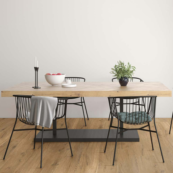 Eichenfarbene Bodenplanken mit hellem, natürlichem Holzdesign zeigen charakteristische Maserungen und Knoten. Sie stehen für den Bodenbelag 