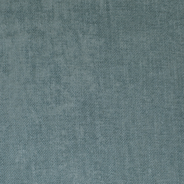 Weicher, blauer Dekostoff liegt in Falten. Die strukturierte Oberfläche zeigt ein geometrisches Muster, das gleichmäßig verläuft. Dieser Stoff eignet sich für Vorhänge oder andere Dekorationszwecke.