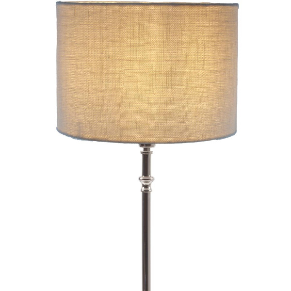 Weißer Lampenschirm aus Leinen mit zylindrischer Form steht auf einem neutralen Hintergrund. Der Lampenschirm eignet sich als stilvolle Ergänzung für die Inneneinrichtung.