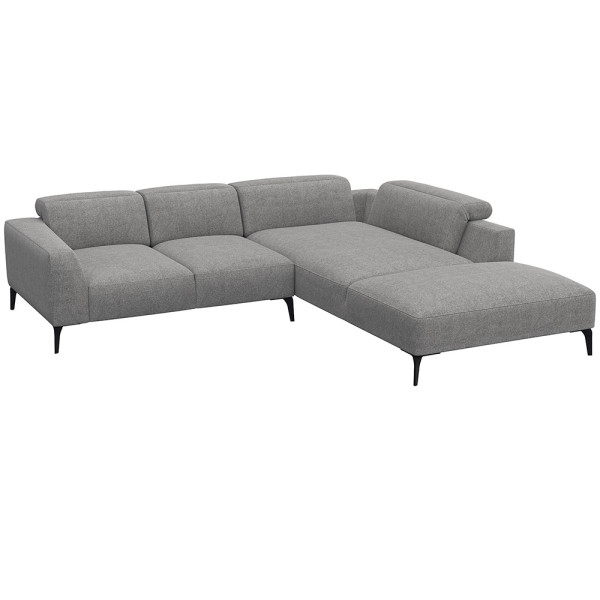Graues Ecksofa aus hochwertigem Material mit offenen Enden und modernen, schlanken Beinen. Es bietet komfortable Sitzfläche und hohe Rückenkissen für optimalen Sitzkomfort.