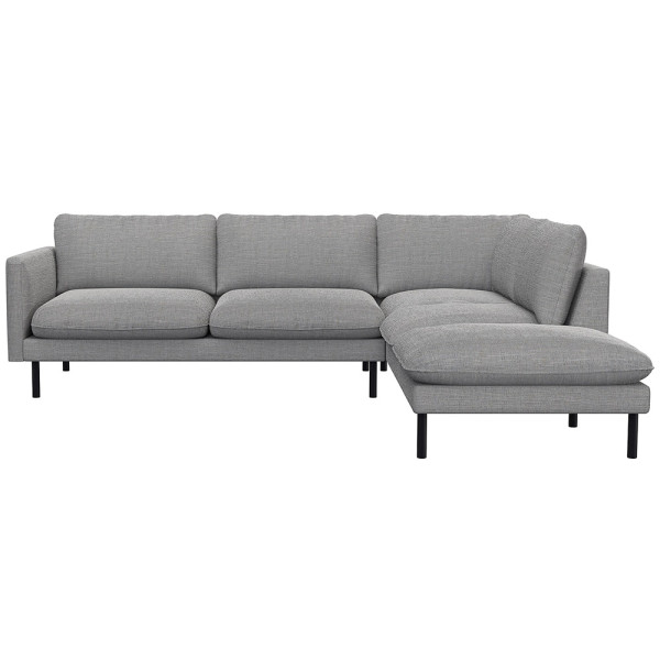 Grau, modernes Ecksofa BOLZANO mit offenem Ende steht auf schwarzen Metallbeinen. Es besitzt große, weiche Kissen und bietet Platz für mehrere Personen. Ideal für ein gemütliches Wohnzimmer.
