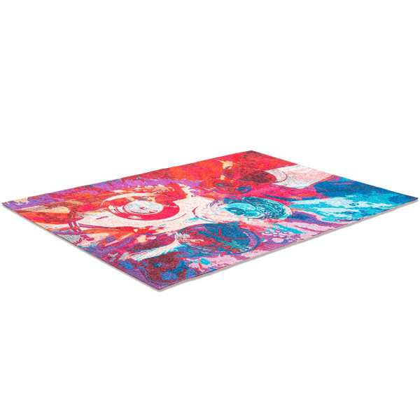 Farbenfroher Teppich Keitum SA008 zeigt schematisch geschwungene Muster in Rot, Blau und Lila. Das Muster umfasst stilisierte Gläser und trägt den Schriftzug 