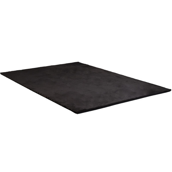 Hochflor-Teppich Anouk in Dunkelgrau zeigt eine große, gleichmäßige, schwarze Fläche. Der Teppich ist weich und sorgt für ein gemütliches Ambiente. Er steht zum sofortigen Versand zur Verfügung.