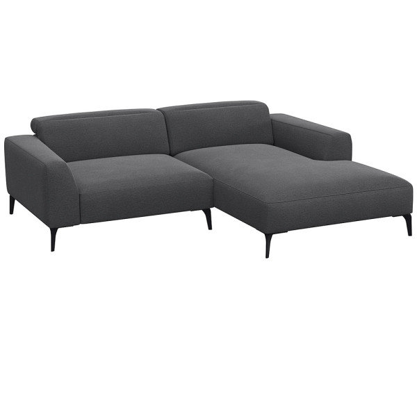 Beige Chaiselongue-Sofa mit klaren Linien und niedrigem Rücken, bestehend aus strapazierfähigem Material. Es bietet eine geräumige Liegefläche und elegante, schwarze Beine.