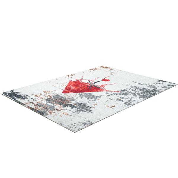 Ein roter Cocktail in einer stilisierten Martiniglas steht im Mittelpunkt, während Spritzer um das Glas herum fliegen. Eine Kirsche und schwarze Rührstäbe sind ebenfalls sichtbar.