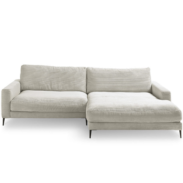 Leichtgraues Cordsofa Uptown ST2 mit rechter Chaiselongue steht auf schmalen schwarzen Beinen. Es bietet eine bequeme Sitzfläche für entspannte Momente.