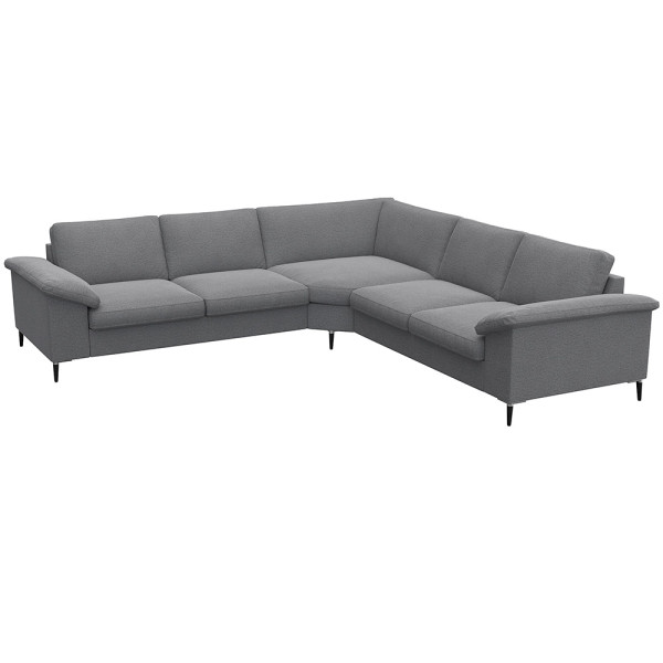 Braunes Ecksofa FIORE steht in einem modernen Design. Es bietet Platz zum Sitzen und Entspannen. Die Ausstattung umfasst weiche Kissen für zusätzlichen Komfort.