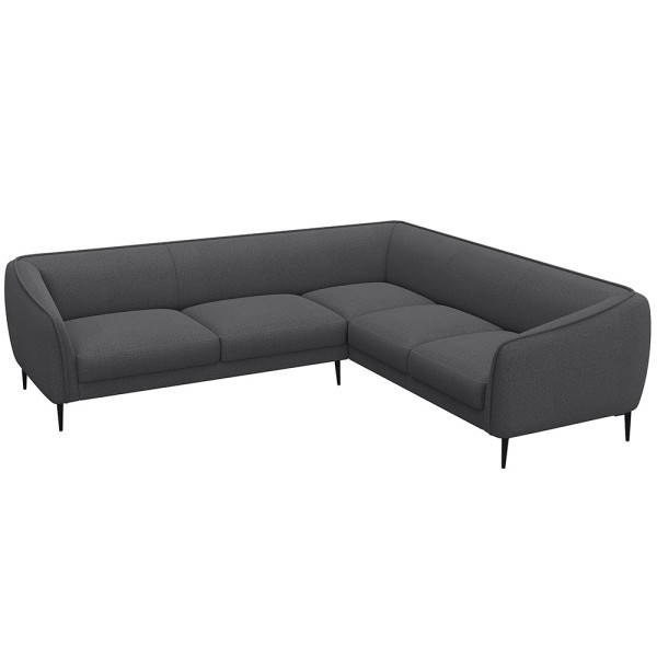 Ecksofa BELLE in hellem Stoff mit gepolsterten Sitzflächen und schmalen schwarzen Beinen. Das Sofa bietet modernen Komfort und lädt zum Entspannen ein.