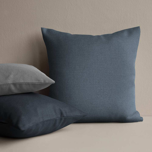 Oceanfarbener Gardinenstoff 4704 Lorenz liegt gefaltet auf einer Oberfläche. Die feine Textur und der gleichmäßige Farbton sind deutlich sichtbar. Der Stoff eignet sich für individuelle Maßanfertigungen.