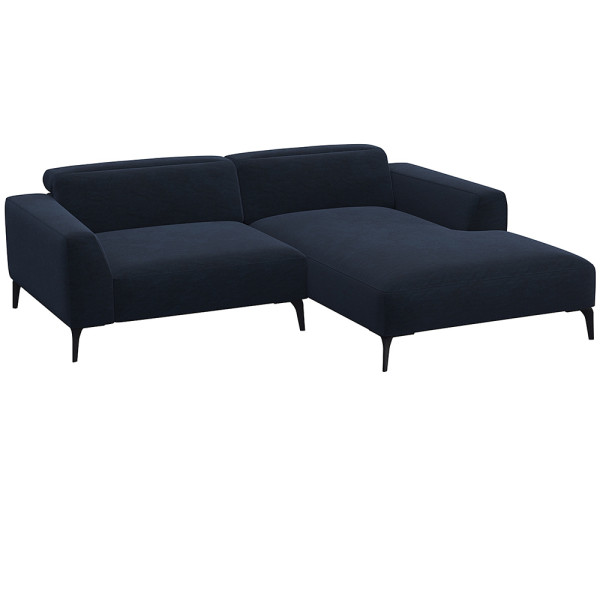 Beige Chaiselongue-Sofa mit klaren Linien und niedrigem Rücken, bestehend aus strapazierfähigem Material. Es bietet eine geräumige Liegefläche und elegante, schwarze Beine.