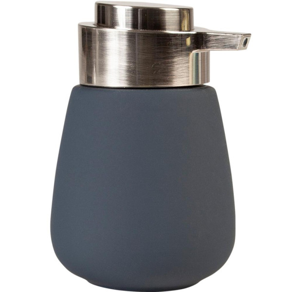 Seifenspender in Indigo-Farbe steht auf einer Oberfläche. Der Spender hat eine ovale Form und einen glänzenden Deckel aus Metall. Er ist für Flüssigseife geeignet.