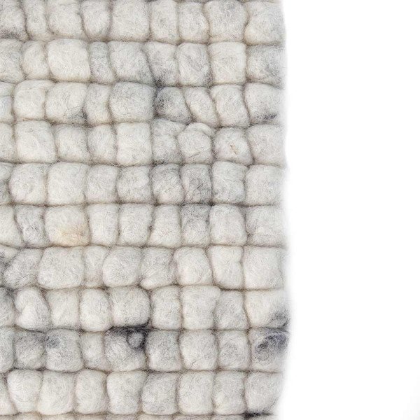 Heller, nachhaltiger Webteppich aus Schurwolle mit einer strukturierten, gepunkteten Oberfläche in Weiß und Grau. Der Teppich eignet sich zur individuellen Gestaltung nach Maß.