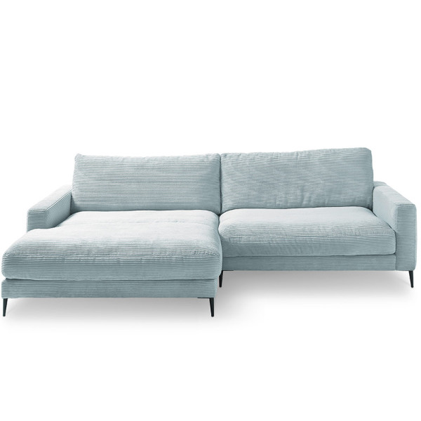 Cordsofa Uptown ST2 in hellgrau steht im Raum. Die Chaiselongue ist links und das Sofa hat eine elegante, gestreifte Textur auf den Kissen.