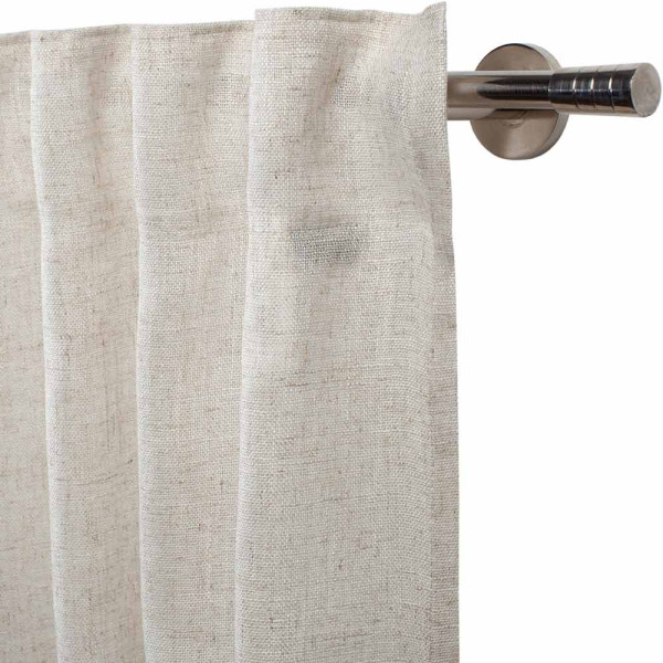 Helle, halbtransparente Vorhänge in Taupe auf einer silbernen Stange. Die Faltenstruktur sorgt für eine elegante Optik und lässt Licht sanft durch den Stoff scheinen.