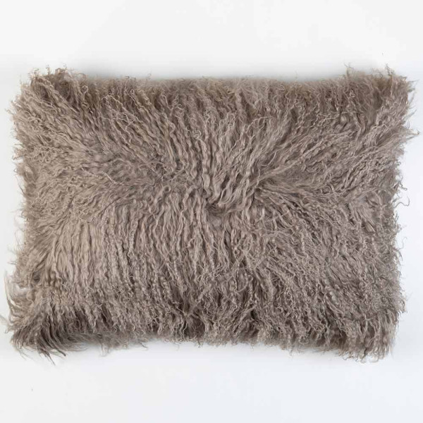 Gemütliches Lammfellkissen in dunkelbeige mit einer flauschigen, strukturierten Oberfläche. Es hat die Maße 40 x 60 cm und eignet sich zur Dekoration.