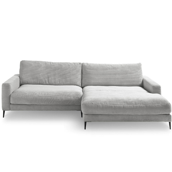 Cordsofa Uptown ST2 in hellgrau mit Chaiselongue auf der rechten Seite bietet eine moderne Sitzgelegenheit. Die Couch hat eine gepolsterte Oberfläche und schlanke Beine.