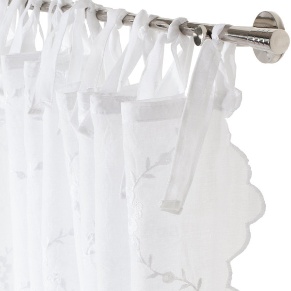 Weißer Schlaufen-Vorhang Ruby VAN DEURS DANMARK hängt an einer silbernen Stange. Der Vorhang zeigt eine feine florale Stickerei und wird in Stückpreisen von 59,99 € und 64,99 € angeboten.