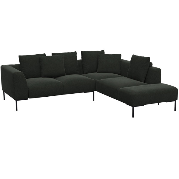 Helles, modernes Ecksofa SAVA mit offenem Ende. Das Sofa besitzt mehrere bequeme Kissen und steht auf schwarzen Metallbeinen. Es eignet sich ideal für stilvolle Wohnräume.