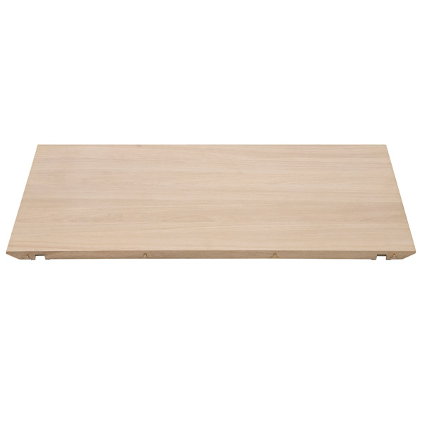 Massiver Ausziehtisch mit einer rechteckigen Tischplatte und schmalen, konischen Beinen. Er ist in einem hellen Holzton gestaltet und eignet sich optimal für Esszimmer.