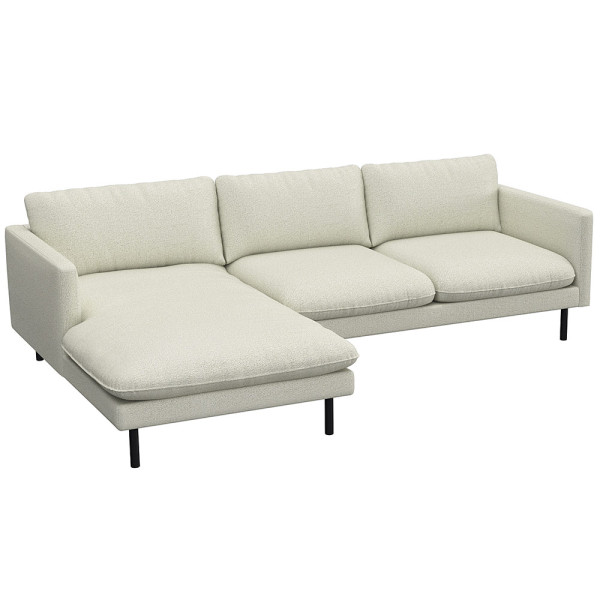 Beige Chaiselongue-Sofa BOLZANO mit drei Rückenkissen und einem seitlichen Liegelement steht auf dünnen schwarzen Füßen. Das Sofa hat eine moderne, schlichte Form und edle Textur.