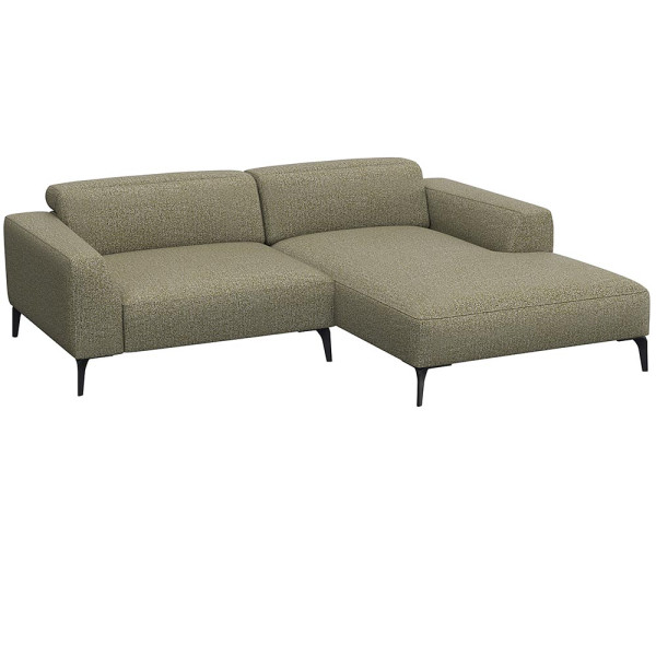 Beige Chaiselongue-Sofa mit klaren Linien und niedrigem Rücken, bestehend aus strapazierfähigem Material. Es bietet eine geräumige Liegefläche und elegante, schwarze Beine.