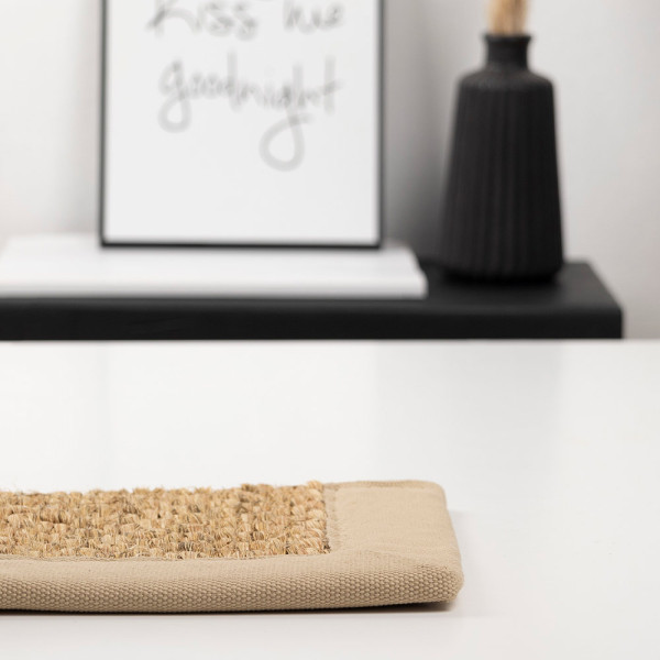 Beiger Sisal-Teppich mit dichter Webstruktur und einem randlosen Design. Der Teppich ist hochwertig verarbeitet und ideal für individuelle Raumgestaltungen.