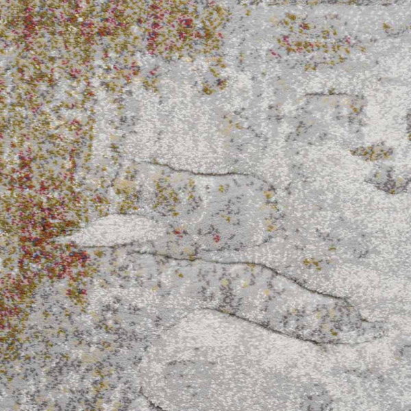 Grauer Kurzflor-Teppich Argentum 63723 mit abstraktem Muster in verschiedenen Grautönen und leicht goldfarbenen Akzenten liegt auf einem hellen Untergrund. Er vermittelt ein modernes Ambiente.