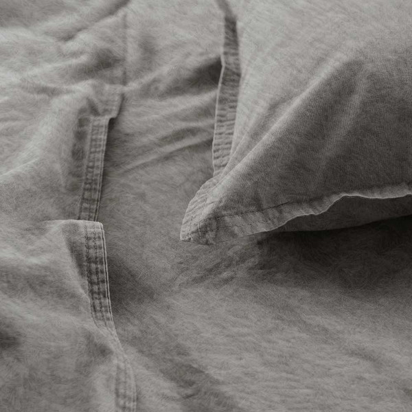 Flanell-Bettwäsche in Grauton mit einem Kopfkissen und einer Decke. An der Decke ist eine Detailansicht des Reißverschlusses sichtbar. Ideal für gemütliche Nächte.