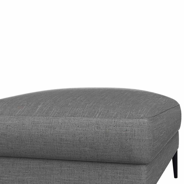 Hocker BELLE in orangefarbener, samtiger Polsterung mit vier schwarzen, schlanken Beinen. Er dient als stilvolles Möbelstück zur individuellen Gestaltung.
