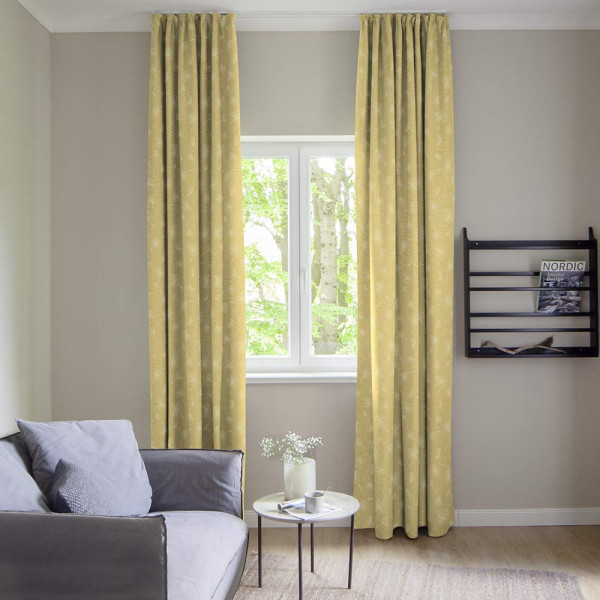 Gelber Stoff mit floralem Muster von Pusteblumen in Weiß. Der Stoff eignet sich für die Herstellung von Vorhängen und Dekorationen. Qualität und Design sind auf hochwertige Verarbeitung ausgelegt.