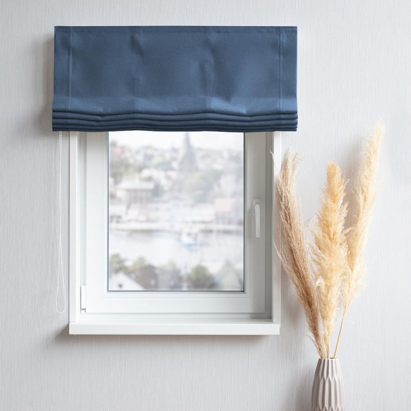 Dunkelblauer Vorhang- und Dekostoff aus hochwertigem Material liegt flach und faltet sich leicht. Der Stoff eignet sich für individuelle Konfektionen nach Kundenwunsch.