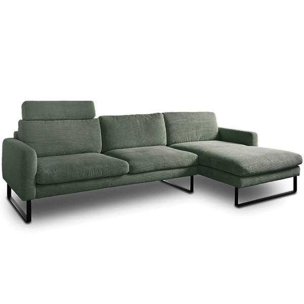 Grünes Cordsofa Ricadi mit einem modernen Design steht auf einem schwarzen Metallgestell. Es hat eine langgestreckte Sitzfläche und eine gepolsterte Rückenlehne für Komfort.